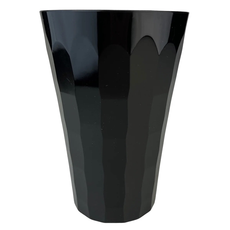 na cor preta Tupperware Copo Prisma 475ml. Na cor preta