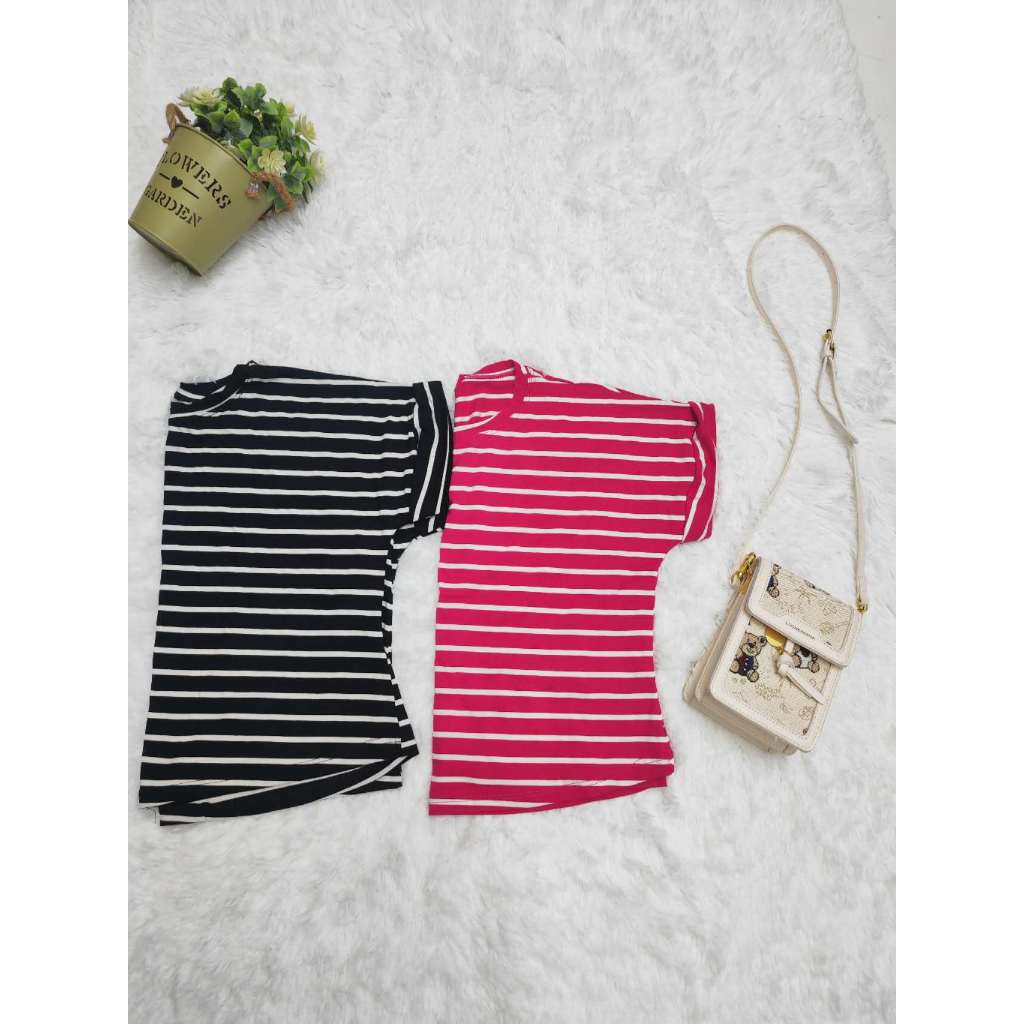 Kit2 Blusa Listrada Cropped Baby Tee Básica Feminina Camiseta Manga Curta Canelada Tendência Casual