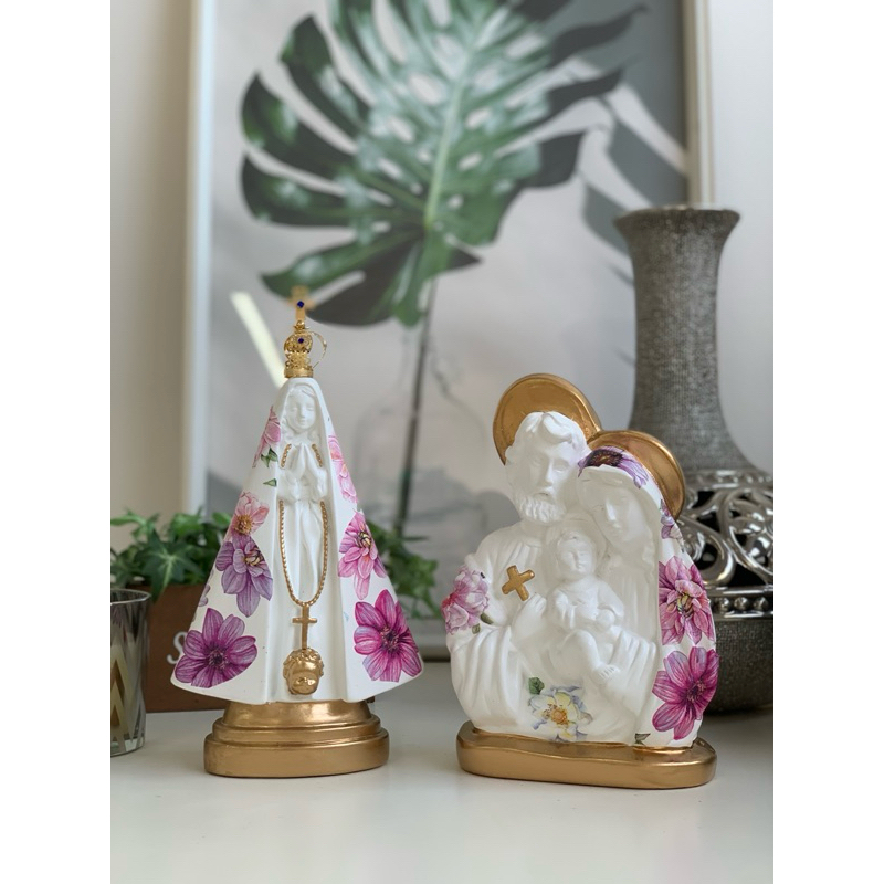 nossa senhora aparecida 20cm coroa folheada + sagrada família flor lilas detalhes dourado
