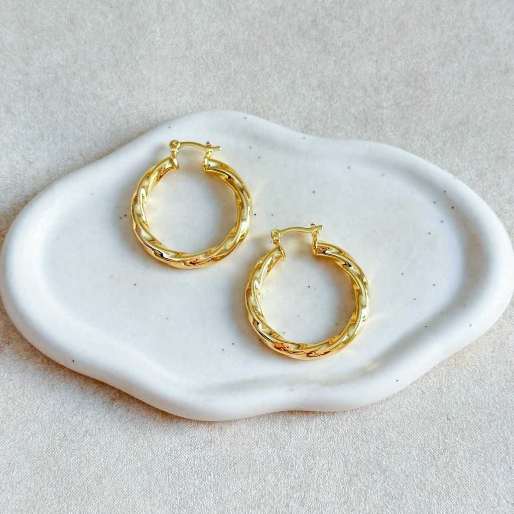 [ SEMI JOIA ] Brinco de Argola Feminino Torcido Fecho Italiano Delicado Banhado Ouro 18k Alto Padrão