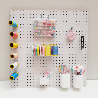 Painel Organizador Pegboard 60x60 Branco + 10 Ganchos de 5cm em Oferta na Shopee