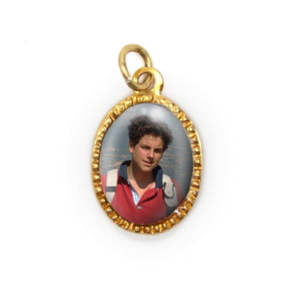 Medalha São Carlo Acutis Alumínio Oval dourada 2X1,3cm