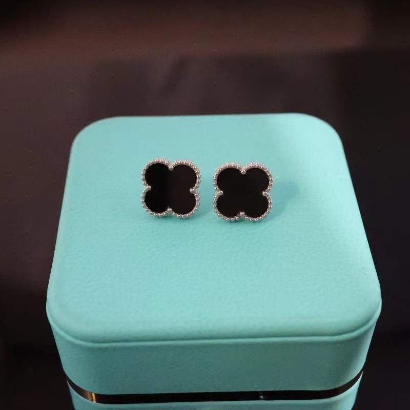 Brincos de aço titânio prata trevo de quatro folhas galvanizados à prova d'água e sem desbotamento em Oferta na Shopee