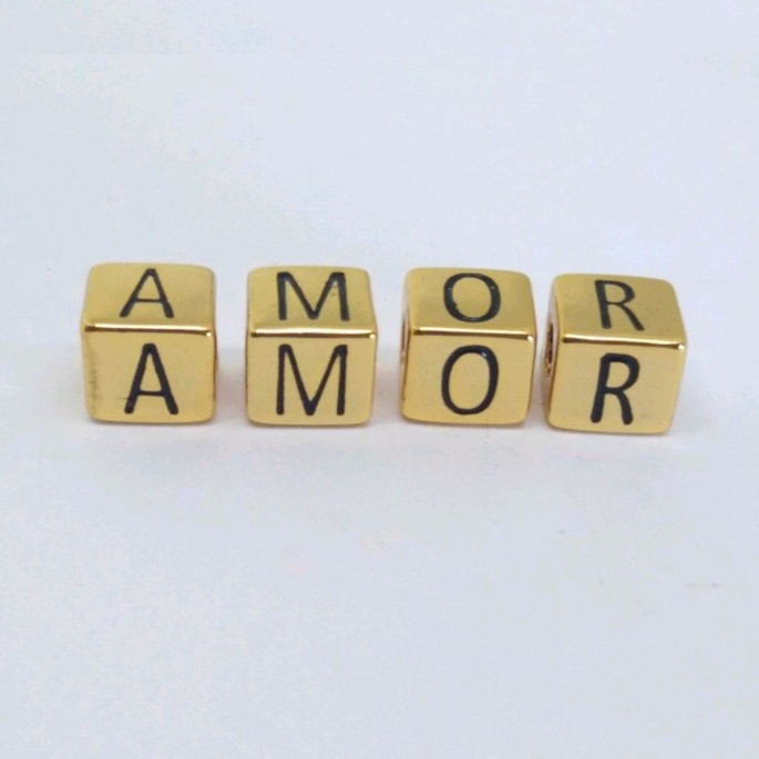Letra ou Coração Cubo Passador Berloque Enfeite Inicial Dourado para Bijuteria Artesanato Pulseiras (01 peça)