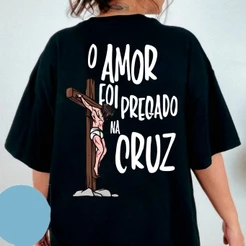 Camiseta Feminina Oversized ou T-shirt Estampa "Amor Foi Pregado Na Cruz" Cristã Gospel Versículo Fé