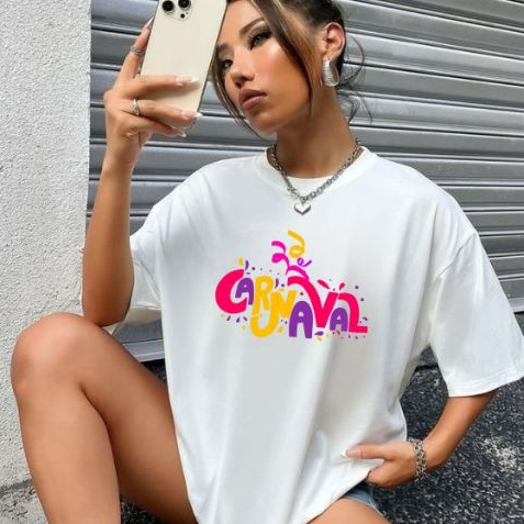 Camiseta Feminina Streetwear Tendencia Estampa Escrita Carnaval Colorido 2025 Oversized