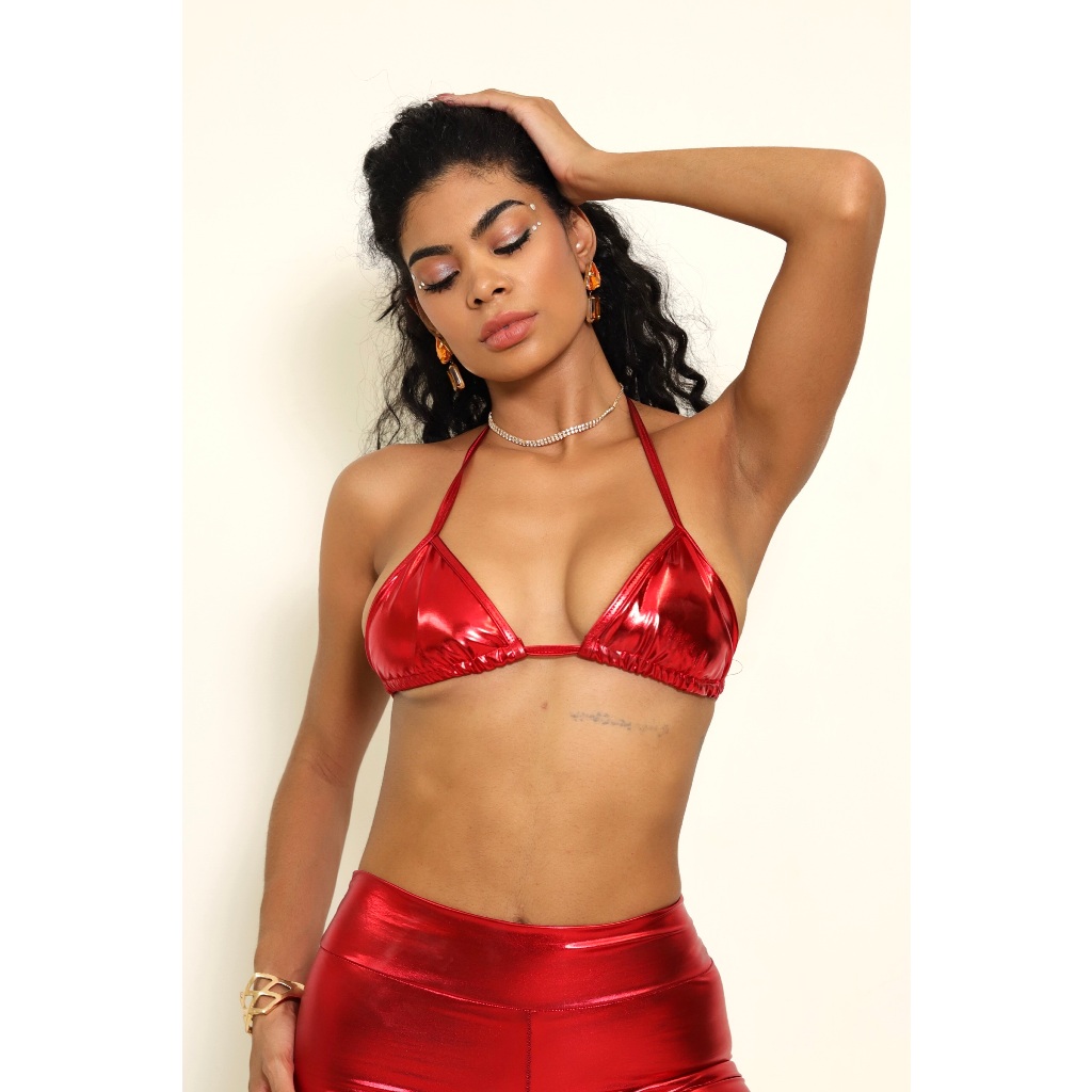 Detalhes do Look de Carnaval: Conjunto Sutiã Metálico e Shorts  - Sutiã Metalizado Bloquinho - Sutiã de Brilho