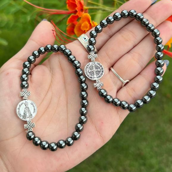 Pulseira Nossa Senhora Aparecida São Bento Hematita Elastico em Oferta na Shopee