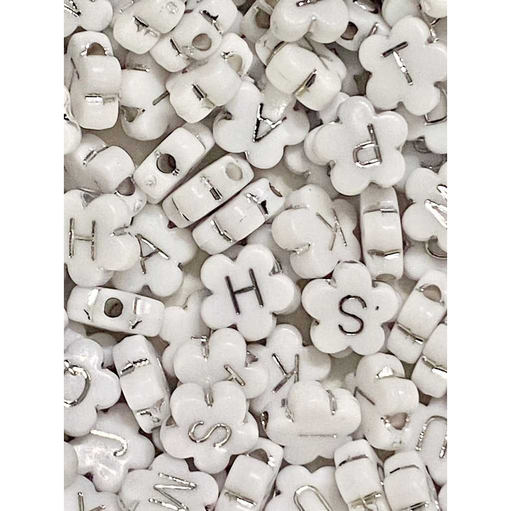 Miçanga Infantil Flor com Letras – Branco com Letra Prata – Alfabeto Sortido – 10mm