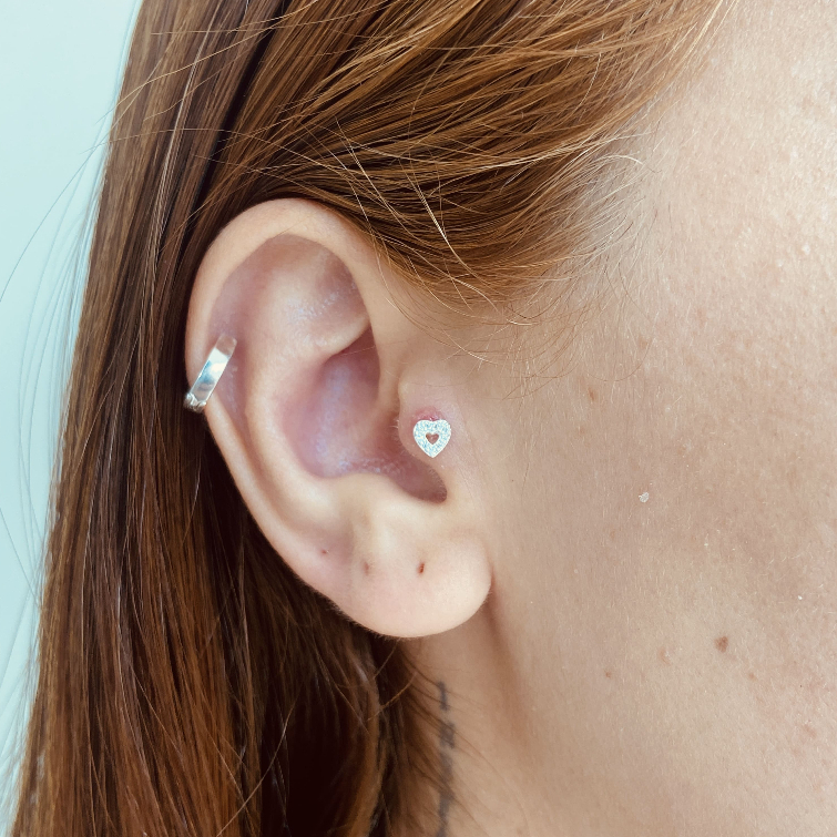 Piercing Tragus Prata 925 Coração Cravejado Zircônia Cristal