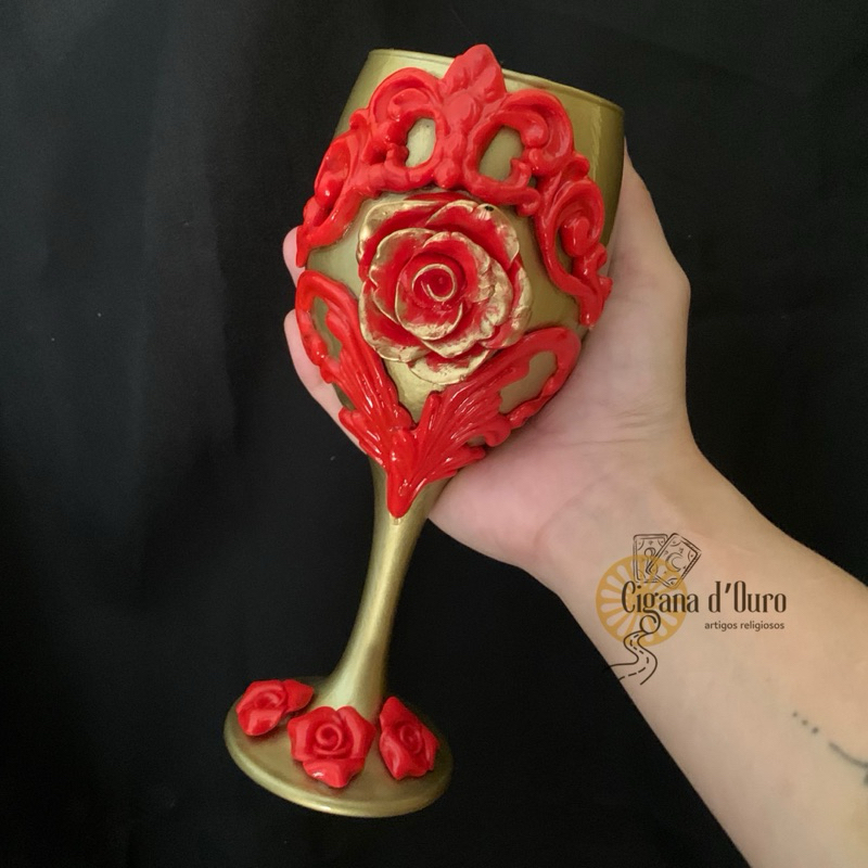 taça e ofertador dourado com flor vermelha pomba gira rosa vermelha cabaré rainha maria Padilha