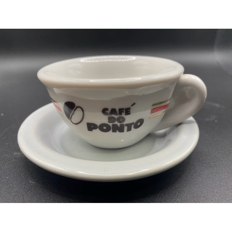 xícara branco porcelana Café do Ponto com pires cinza.