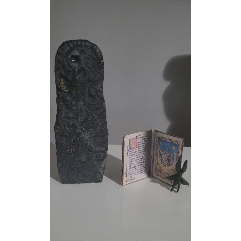 totem de pedra labirinto do fauno livro fada cenario set diorama action figure boneco Ofélia neca filme cult