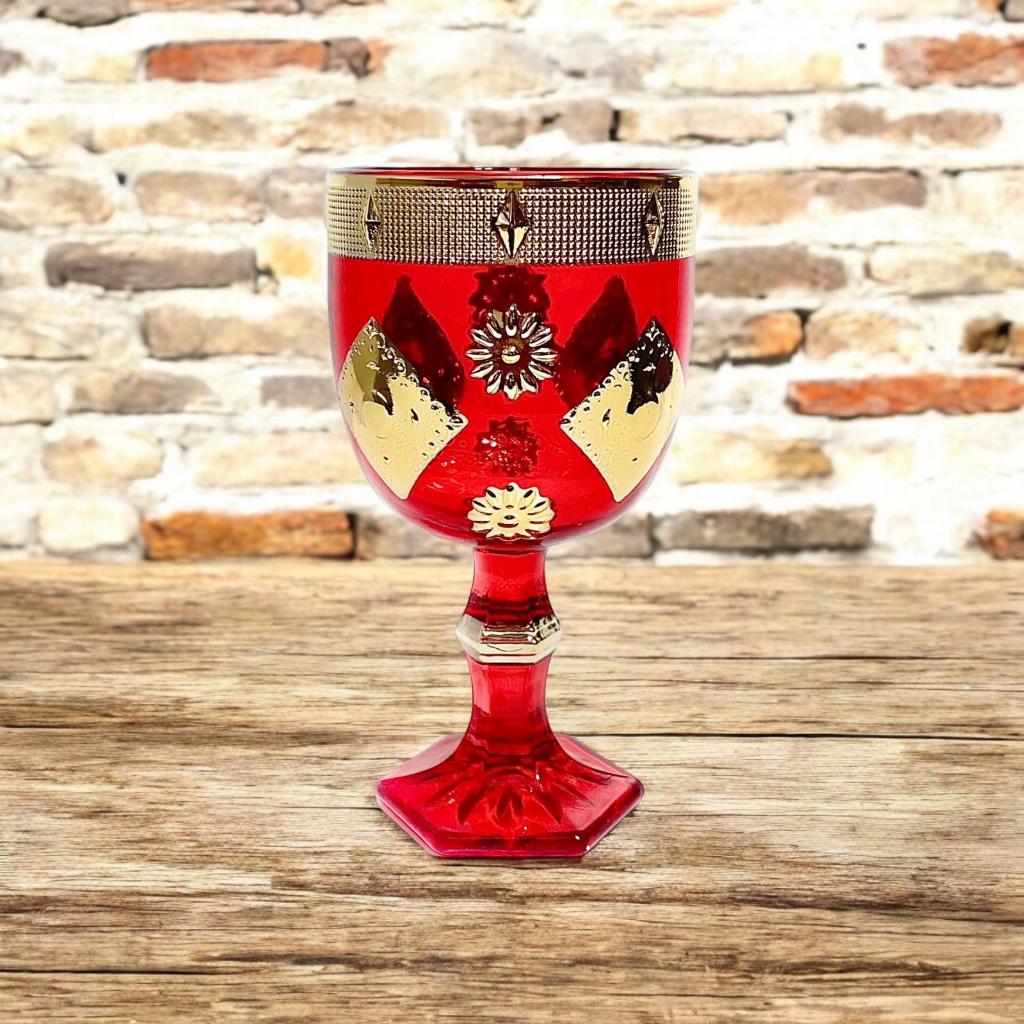 Uma taça de vidro de 200ml com detalhes dourado.suco, água, vinho