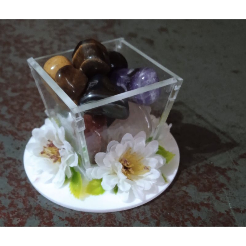 Mini potinho de acrílico decorativo com mix de pedras polidas naturais