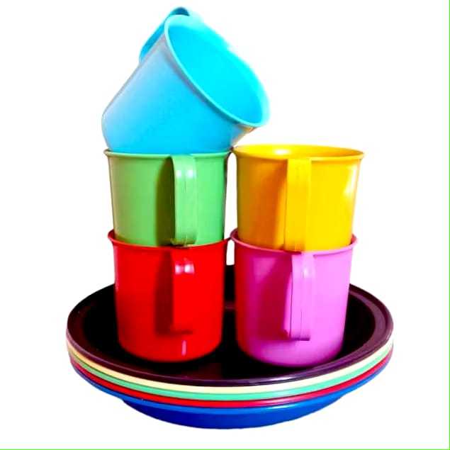 Kit Prato Fundo Redondo + Caneca 310ml Cores Sortidas(8,10,20 ou 30 Utensílios Plástico). Criança/Escola. em Oferta na Shopee