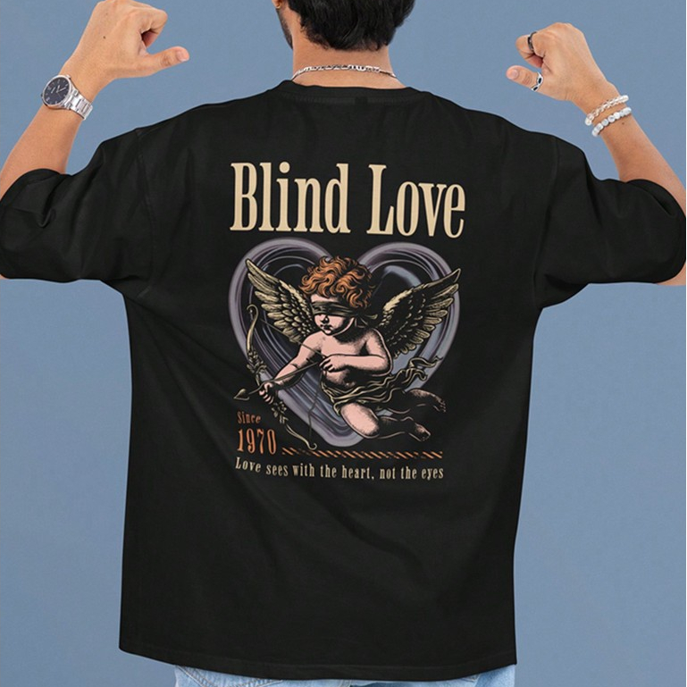 Camiseta Oversized Masculina Estampada Blind Love Design Exclusivo com Estampa de Anjo, Conforto e Estilo para Looks