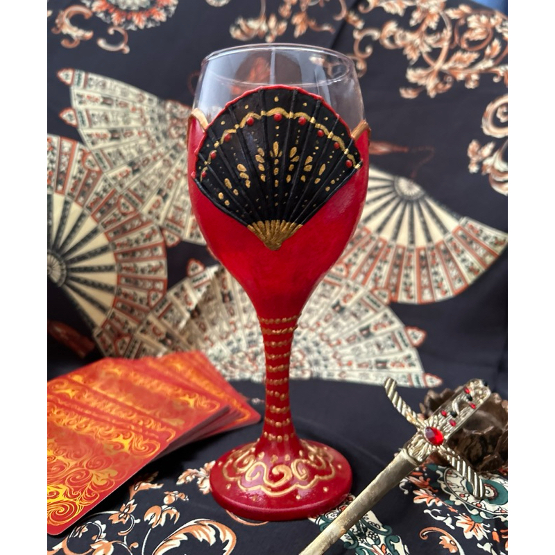 Taça decorada vermelha com leque preto para pombagira ou cigana