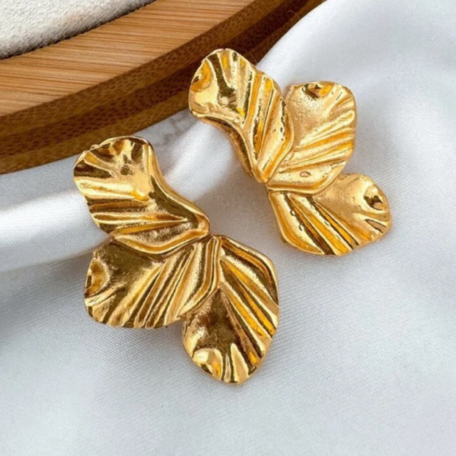 Brinco Meia Petala Flor Folha Folheado Dourado e Prata — imagem 2 de 2