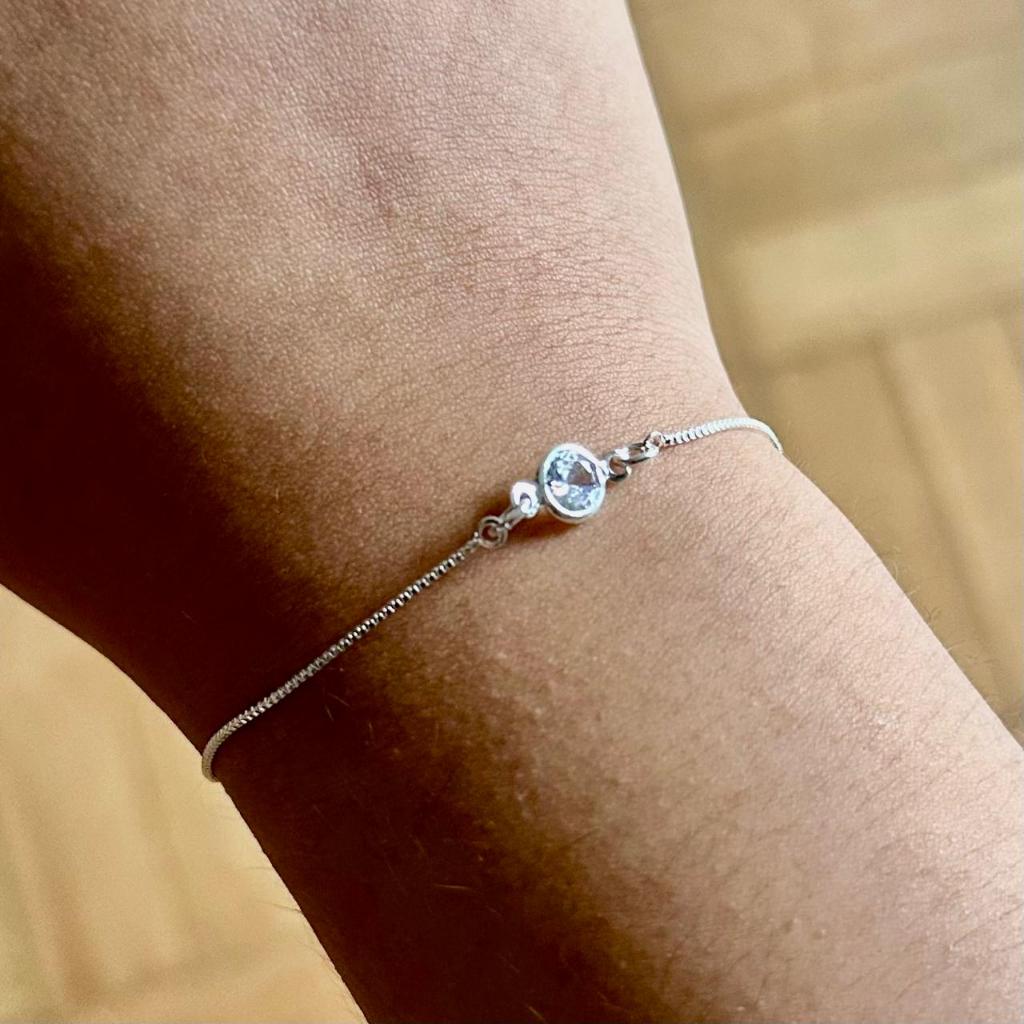 Pulseira Feminina Banhada a Prata Pedrinha Brilhante Formato Coração Minimalista Diversas Cores
