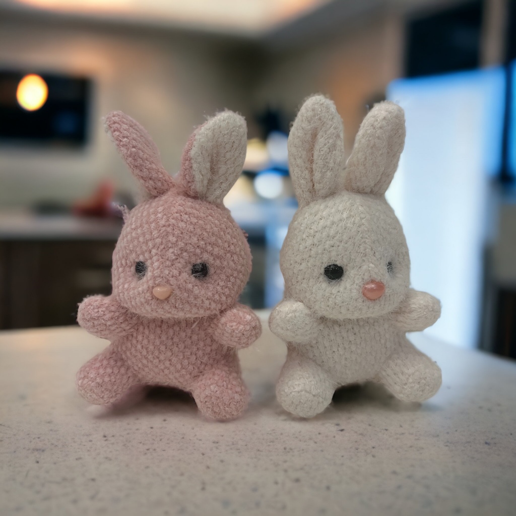 Kit com 10 Chaveiros de Pelúcia Coelhinhos Tricotados – 14 cm Molli818 em Oferta na Shopee