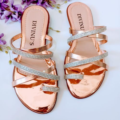 Sandália Rasteira com Pedrarias Finas Tiras Cruzada Toque de Elegância Dia a Dia Casual Chic Macia