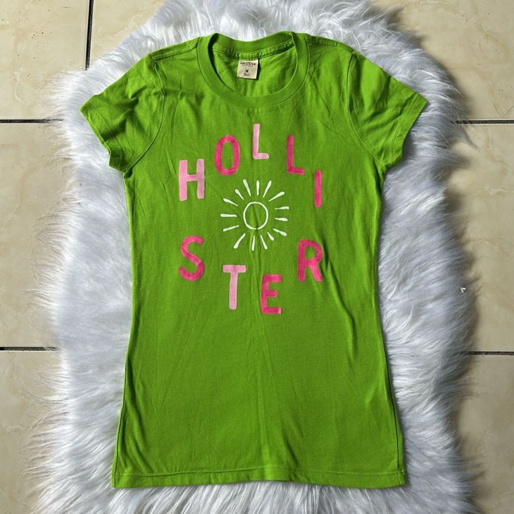 camisa de manga hollister original verde com estampas em rosa - tamanho M (bazar - brechó - desapego)