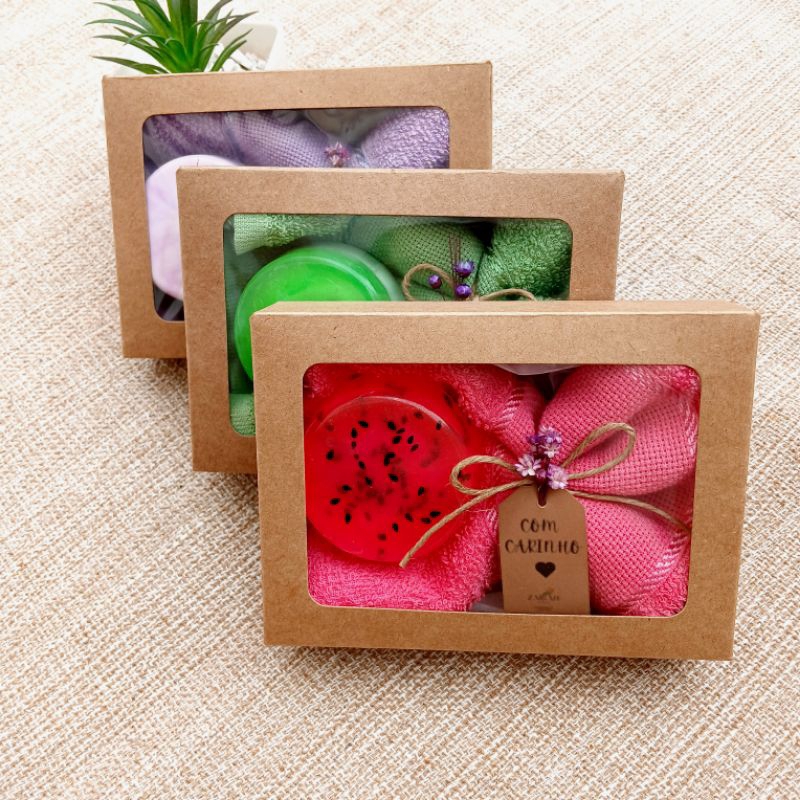 LEMBRANCINHA PRESENTE sabonete artesanal 70g + toalha + cx aniversário batizado dia das mães dia dos professores em Oferta na Shopee