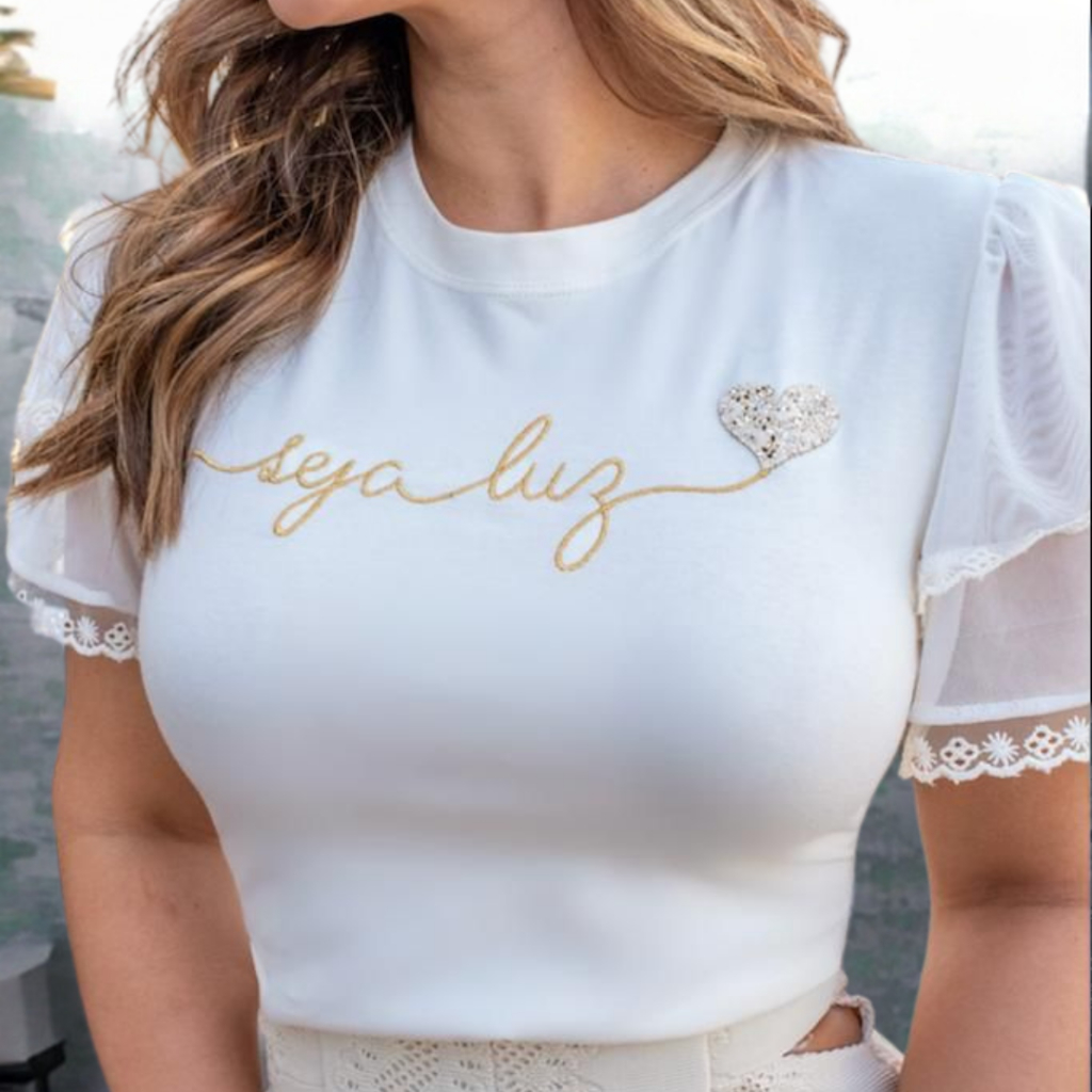 Blusa Feminina Seja Luz Manga Dupla de Tule/Renda Com Bordado Computadorizado Blusinha Camisa Tshirt