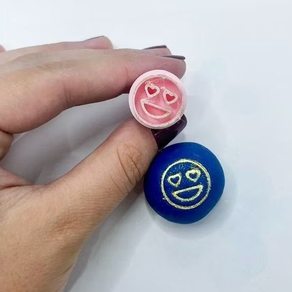 Carimbo marcador personalizado para docinhos de festa e brigadeiro tema Emoji Emoticon Figurinhas