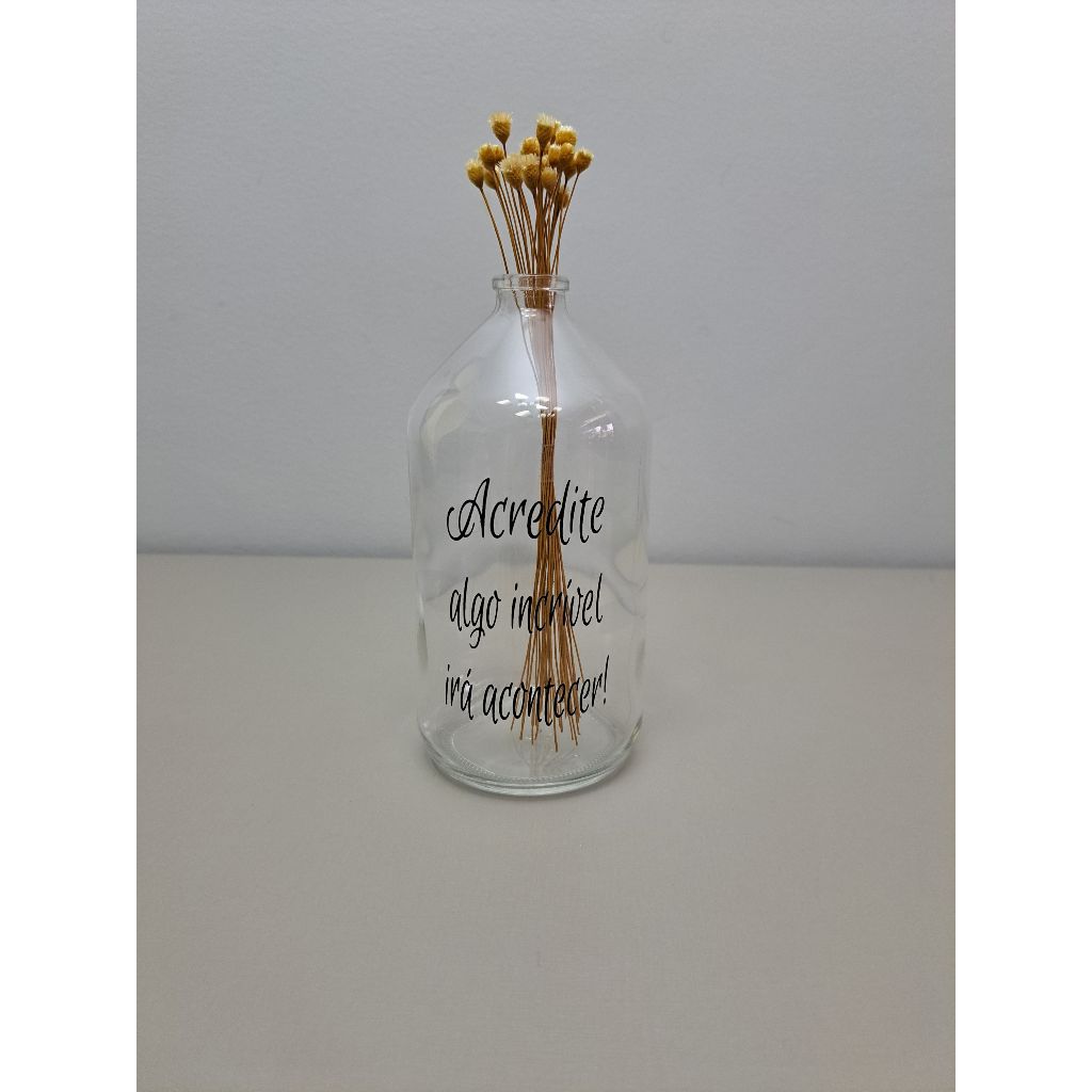Garrafinha transparente com adesivo na cor preta com mensagem "Acredite algo incrível irá acontecer" decoração  Cód. 08