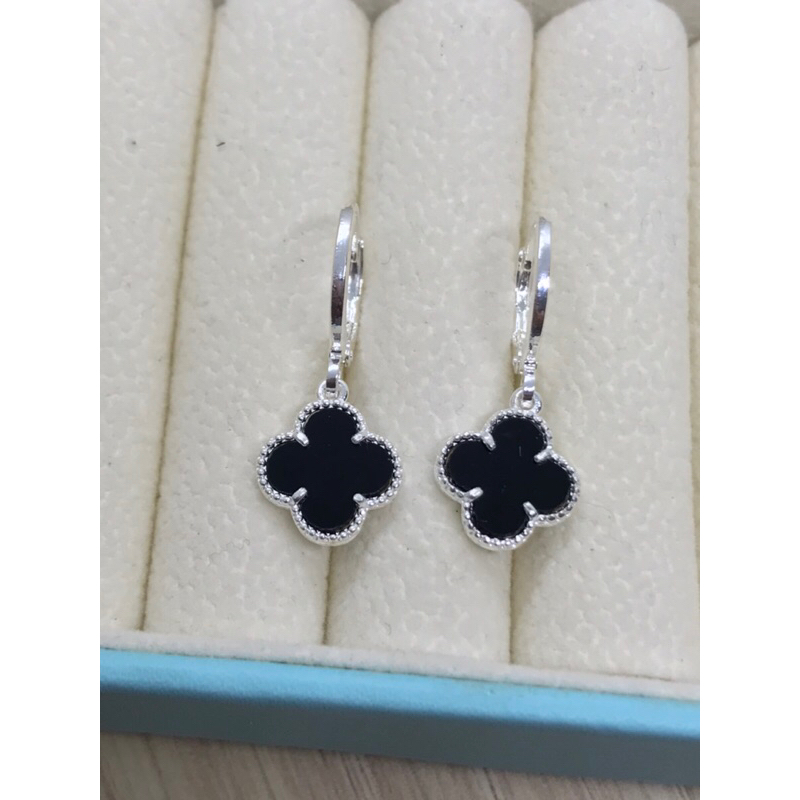 Brinco Trevo Preto blogueira prata925 +saquinho de veludo em Oferta na Shopee
