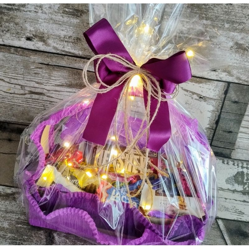 cesta de chocolates, aniversário, dia das mães , dia dos pais, dia dos namorados, páscoa com led em Oferta na Shopee