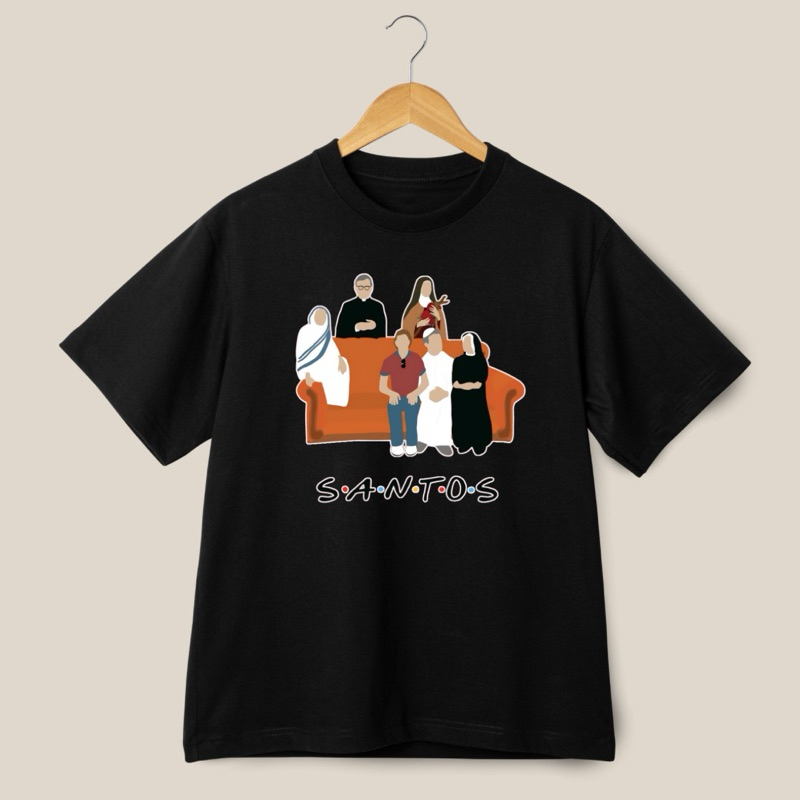 Camiseta Unissex Santos Friends São JoseMaria Escrivá Santa Faustina Santa Teresinha Carlo Acutis Sao João Paulo II