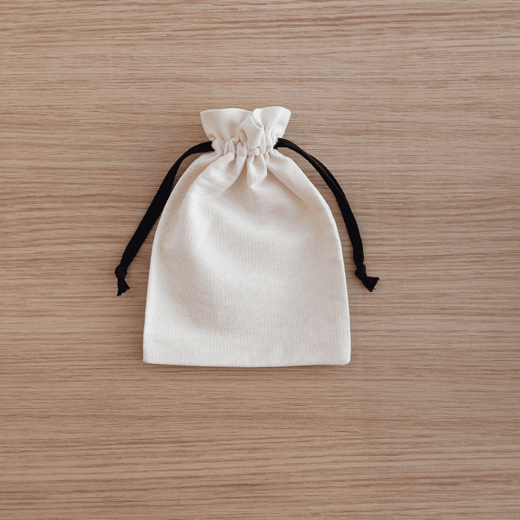 50 Embalagens 15x17 em algodão cru sustentável para produtos naturais com fechamento em cadarço.