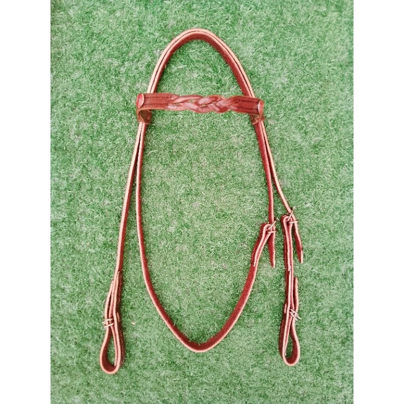 Cabeçada exclusiva da nossa selaria com trança na testeira, aplique opcional em metal.