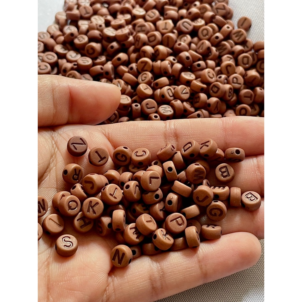 Miçangas Alfabeto Redondas – Letras Pretas sobre Fundo Marrom, 100 a 300 Unidades para Artesanato
