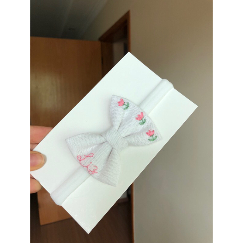 Laço em linho tamanho P com bordado NOME + DESENHO em Oferta na Shopee