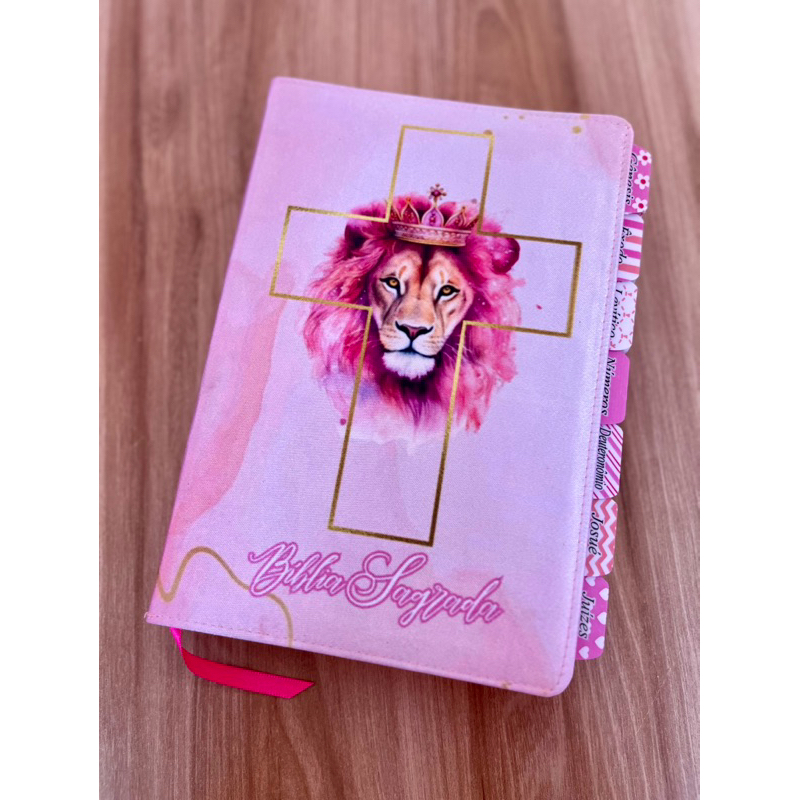 BÍBLIA EVANGÉLICA LEÃO COROA ROSA ARC LETRA HIPERGIGANTE COM HARPA E ABAS ADESIVAS COLADAS em Oferta na Shopee