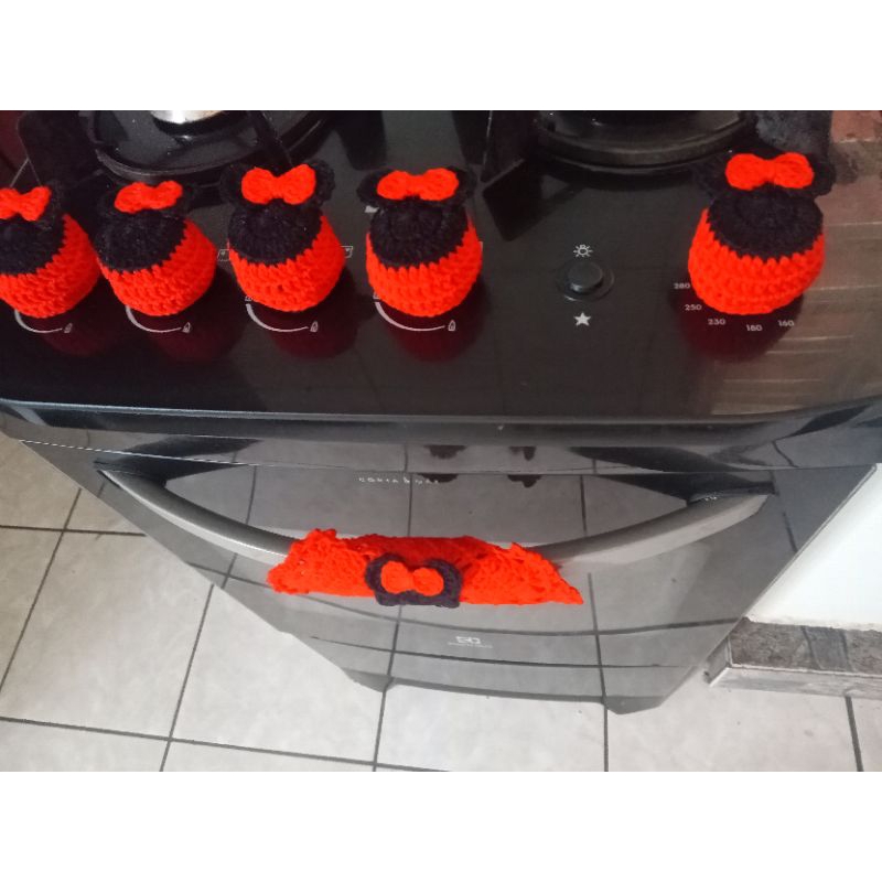 kit de 6 capas de botão de fogão em croche tema Minnie vermelha  com 1 puxador no mesmo tom do tema