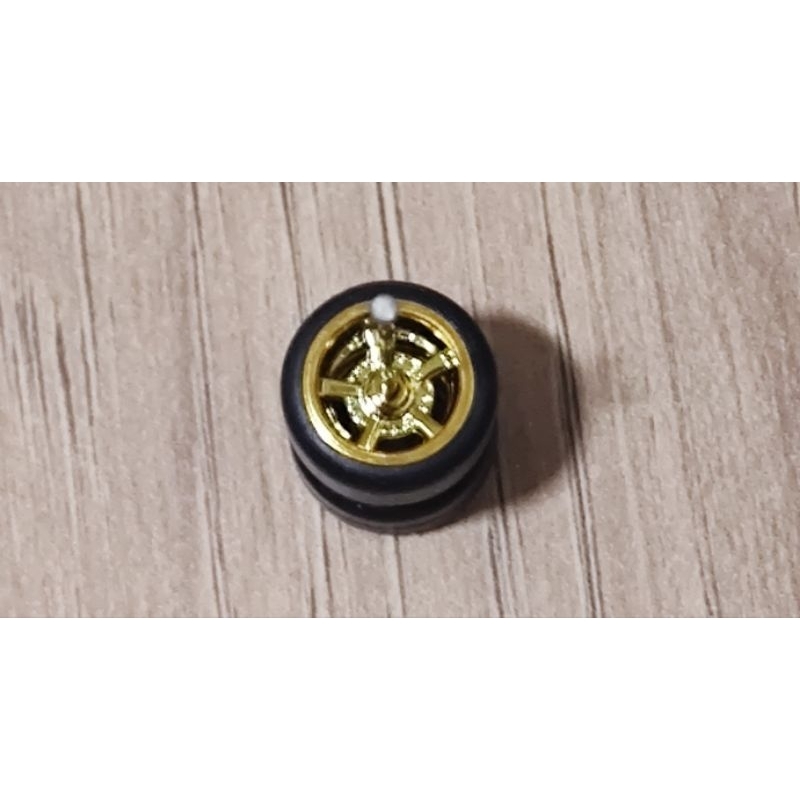 Par de Eixos com Rodas Pneus de Borracha Miniatura 1:64 com eixos, 5 raios Modelo I Dourado