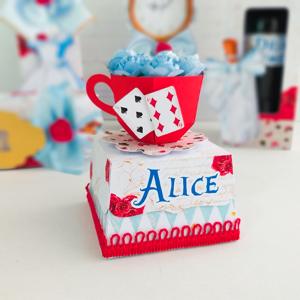 Caixinha Xicará para decoração ou lembrancinha de festa de aniversário Tema Alice No Pais das Maravilhas