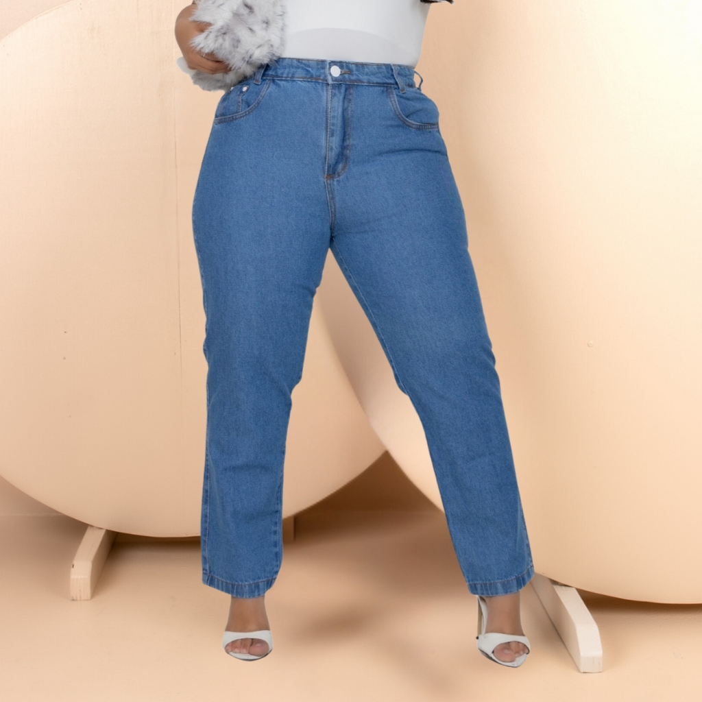 Calça Jeans Mom Lavagem Escura Plus Size Barra Desfiada em Oferta na Shopee