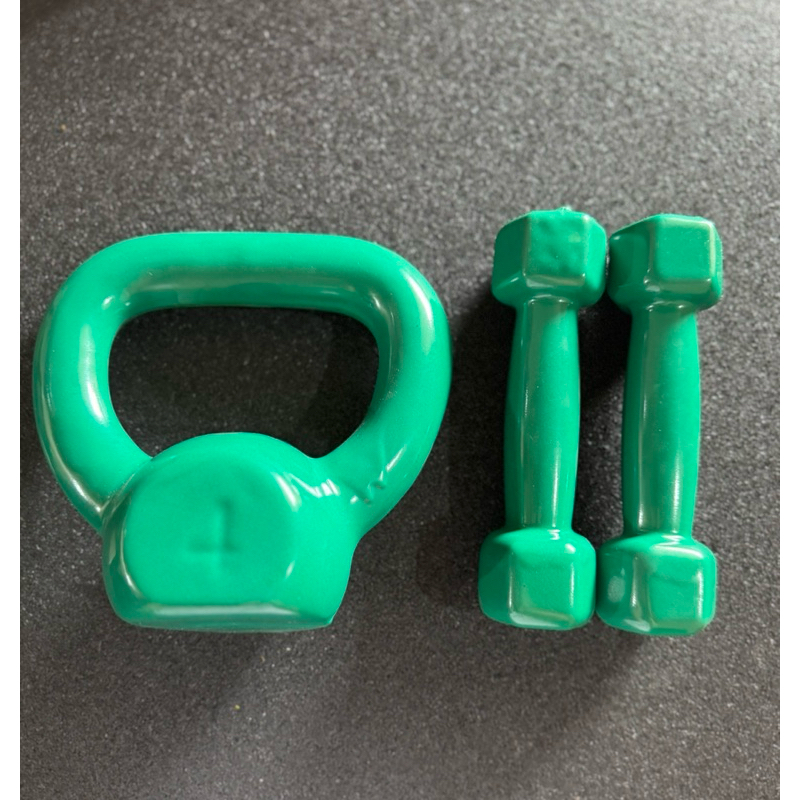 kit de treino  par de halteres sextavado 1kg + ketlebell 4kg verde emborrachados