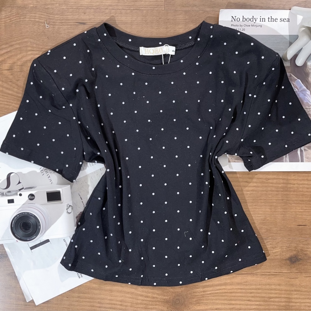 Camiseta blusa T-Shirt Feminina Algodão com bolinhas e pequenos corações, material de algodão casual e confortável