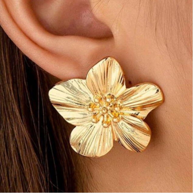 Brinco Feminino Pequeno de Flor Folheado a Ouro 18k Antialérgico
