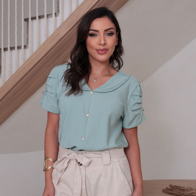 Blusa social evangélica elegante,gola social com botão não  funcionais e detalle de pregas nas mangas e um botão