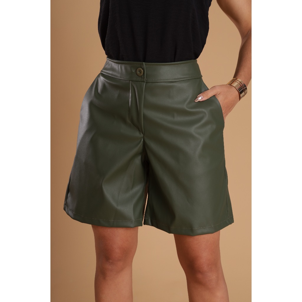 BERMUDA SHORT COURINO FECHAMENTO COM ZÍPER E BOTÃO FRONTAL TENDENCIA ELEGANCIA E CONFORTO