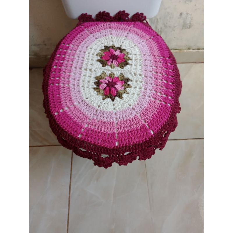 capa de tampo de vaso de crochê com flores/decoração de vaso/banheiro decorado/ crochê artesanal