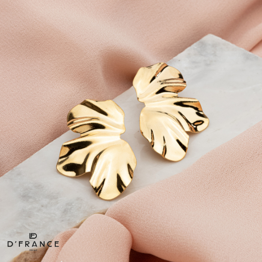 Brinco Feminino Folha Meia Flor Martelado Banhado a Ouro 18K - D France Semijóias em Oferta na Shopee